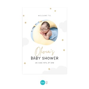 K&ouml;nnte beinhalten: Eine Babyparty-Einladung mit wei&szlig;em Hintergrund und goldenen Sternen. Die Einladung zeigt ein Foto eines Babys, das auf einem gelben Halbmond schl&auml;ft. Der Text lautet "Willkommen zur Babyparty von Olivia am 19. Juni um 14:00 Uhr."