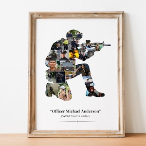 Pu&ograve; includere: Stampa incorniciata in legno. Presenta un collage di immagini che formano la sagoma di un agente di polizia in ginocchio con un fucile. Il testo recita "Officer Michael Anderson" e "(SWAT Team Leader)".