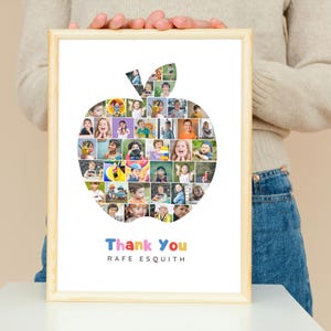 K&ouml;nnte beinhalten: Ein gerahmter Druck mit einer Collage von Kinderfotos in Apfelform. Die Worte "Thank You" sind in bunten Buchstaben geschrieben, darunter der Name "Rafe Esquith". Der Rahmen ist aus hellem Holz gefertigt.