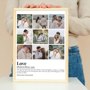 Peut inclure: Un tirage encadr&eacute; pr&eacute;sentant un collage de neuf photos de couples. L'impression comprend le mot "Love" avec une d&eacute;finition et les noms "Daniel & Olivia". Le cadre est de couleur bois clair.