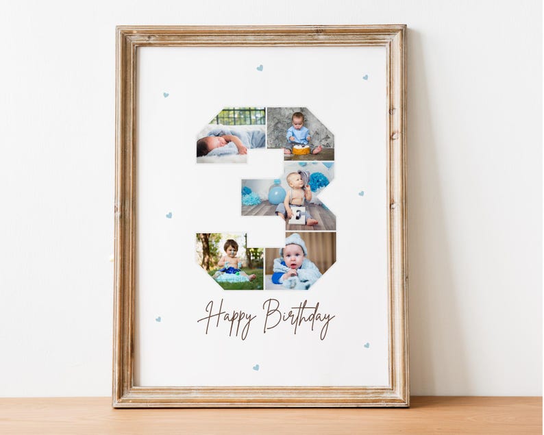 Op de afbeelding: Een fotocollage in de vorm van het cijfer 3, met een babyjongen in verschillende poses. De collage is afgedrukt op wit papier en ingelijst in een lichtbruin houten lijst. De tekst "Happy Birthday" is in bruin cursief onder de collage geschreven.