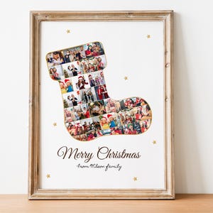 K&ouml;nnte beinhalten: Ein wei&szlig;er gerahmter Druck mit einem Weihnachtsstrumpf aus einer Fotocollage einer Familie. Der Strumpf ist in Gold umrandet und hat ein Muster aus goldenen Sternen darum herum. Der Text "Frohe Weihnachten von der Familie McLean" ist unter dem Strumpf gedruckt.