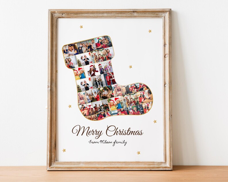 K&ouml;nnte beinhalten: Ein wei&szlig;er gerahmter Druck mit einem Weihnachtsstrumpf aus einer Fotocollage einer Familie. Der Strumpf ist in Gold umrandet und hat ein Muster aus goldenen Sternen darum herum. Der Text "Frohe Weihnachten von der Familie McLean" ist unter dem Strumpf gedruckt.