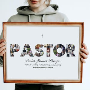 Pu&ograve; includere: Una stampa incorniciata con la parola "PASTOR" a lettere grandi, ognuna riempita con pi&ugrave; foto. Sotto, il testo recita "Pastor James Stroupe" e una citazione. In alto c'&egrave; una piccola croce.