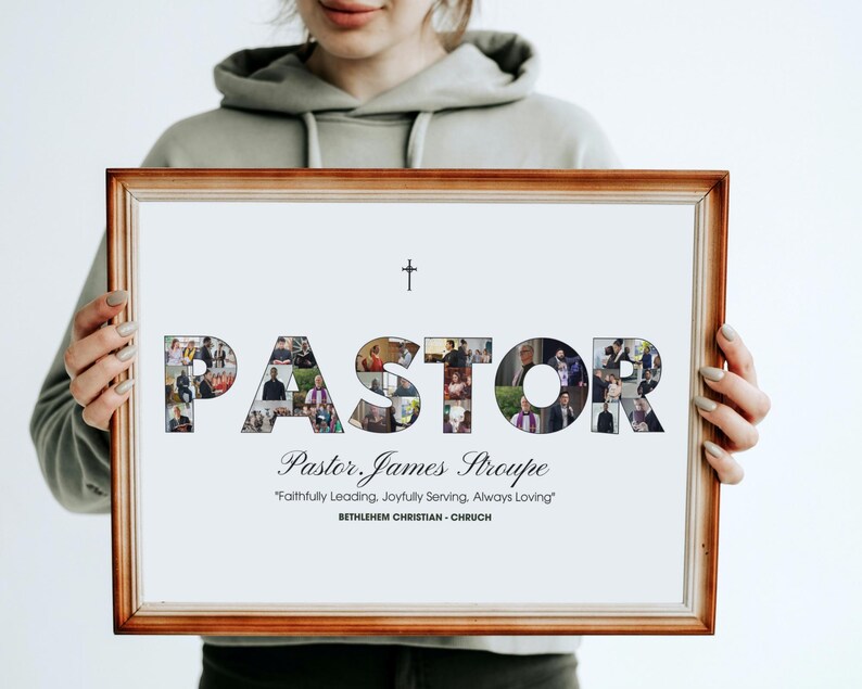 Pu&ograve; includere: Una stampa incorniciata con la parola "PASTOR" a lettere grandi, ognuna riempita con pi&ugrave; foto. Sotto, il testo recita "Pastor James Stroupe" e una citazione. In alto c'&egrave; una piccola croce.