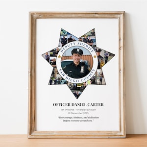 Puede incluir: Impresi&oacute;n enmarcada con un dise&ntilde;o de insignia de Sheriff Adjunto. La insignia presenta una foto central de un oficial, rodeada de im&aacute;genes m&aacute;s peque&ntilde;as. El texto incluye "Officer Daniel Carter" y una cita sobre coraje y dedicaci&oacute;n.
