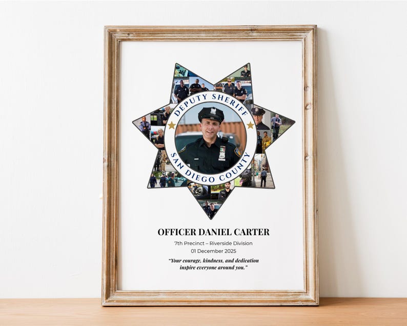 Puede incluir: Impresi&oacute;n enmarcada con un dise&ntilde;o de insignia de Sheriff Adjunto. La insignia presenta una foto central de un oficial, rodeada de im&aacute;genes m&aacute;s peque&ntilde;as. El texto incluye "Officer Daniel Carter" y una cita sobre coraje y dedicaci&oacute;n.