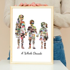 K&ouml;nnte beinhalten: Ein gerahmtes Familienfoto-Collage in Form eines Elternteils und zweier Kinder, die sich an den H&auml;nden halten. Die Silhouetten sind mit mehreren kleineren Fotos gef&uuml;llt. Der Text "A Whole Decade" ist unten im Rahmen schwarz gedruckt.