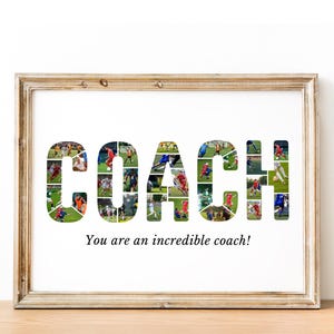 K&ouml;nnte beinhalten: Ein gerahmter Druck mit dem Wort "COACH", das in einem Collage von Fotos von Fu&szlig;ballspielern ausgeschrieben ist. Der Text "You are an incredible coach!" ist unter dem Wort "COACH" gedruckt.