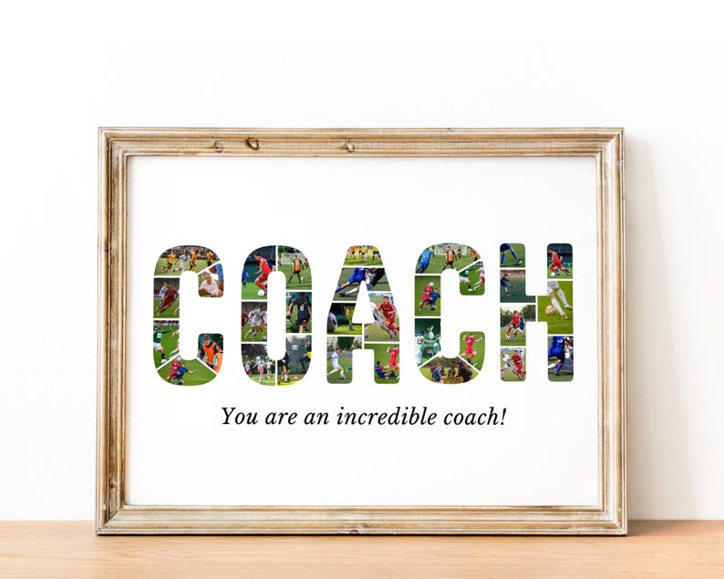 K&ouml;nnte beinhalten: Ein gerahmter Druck mit dem Wort "COACH", das in einem Collage von Fotos von Fu&szlig;ballspielern ausgeschrieben ist. Der Text "You are an incredible coach!" ist unter dem Wort "COACH" gedruckt.