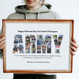 Op de afbeelding: Een ingelijste print met het woord "ARMY" uitgeschreven in foto's. De print heeft een houten frame en bevat de tekst "Happy Veterans Day, Col. Daniel Thompson" en een boodschap van herinnering. De print wordt door een persoon vastgehouden.