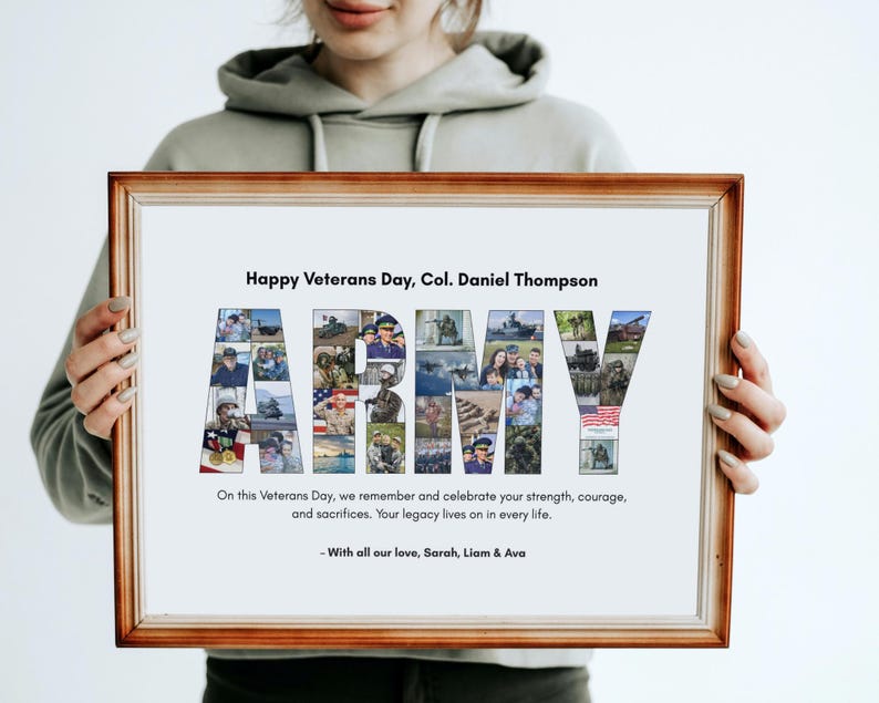 Op de afbeelding: Een ingelijste print met het woord "ARMY" uitgeschreven in foto's. De print heeft een houten frame en bevat de tekst "Happy Veterans Day, Col. Daniel Thompson" en een boodschap van herinnering. De print wordt door een persoon vastgehouden.