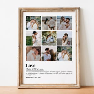 Peut inclure: Un cadre en bois clair contenant neuf photos de couples. Le mot "Love" et une d&eacute;finition sont imprim&eacute;s en dessous. Le texte comprend les noms "Daniel & Olivia" et la phrase "Always yours, I love you!"