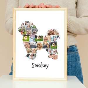 Pu&ograve; includere: Un collage fotografico incorniciato a forma di cane, riempito con pi&ugrave; foto piccole. Il nome del cane, "Smokey", &egrave; scritto in corsivo nero sotto il collage. La cornice &egrave; in legno colorato chiaro.