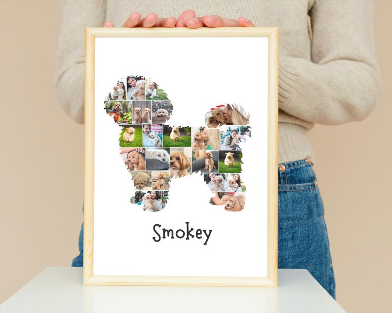 Pu&ograve; includere: Un collage fotografico incorniciato a forma di cane, riempito con pi&ugrave; foto piccole. Il nome del cane, "Smokey", &egrave; scritto in corsivo nero sotto il collage. La cornice &egrave; in legno colorato chiaro.