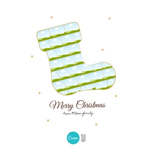 K&ouml;nnte beinhalten: Ein Weihnachtsstrumpf mit goldener Umrandung, gef&uuml;llt mit einem Muster aus gr&uuml;nen Feldern und blauem Himmel. Der Text "Merry Christmas from Wilson family" befindet sich unter dem Strumpf.