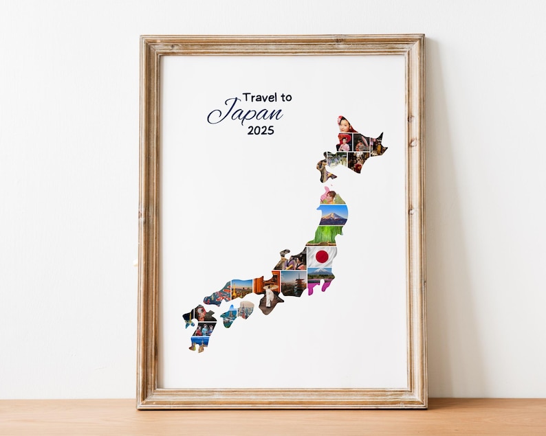 K&ouml;nnte beinhalten: Gerahmter Druck mit einer Karte von Japan, gef&uuml;llt mit verschiedenen Fotos. Der Text "Travel to Japan 2025" ist &uuml;ber der Karte geschrieben. Der Rahmen besteht aus hellbraunem Holz.