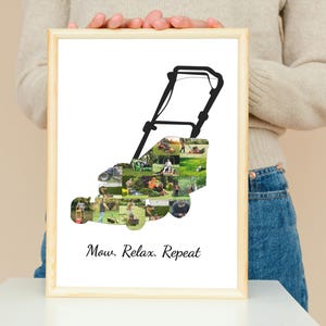 Op de afbeelding: Een ingelijste print met een zwart silhouet van een grasmaaier gevuld met grasmaaifoto's. De lijst is lichtbruin. De tekst "Mow. Relax. Repeat" staat onderaan de print. Een decoratief stuk voor een huis.