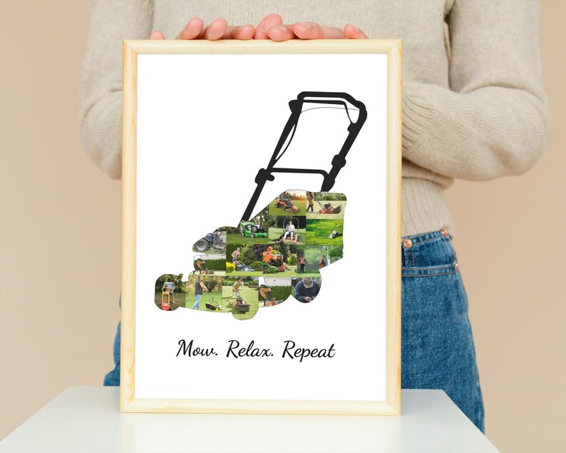 Op de afbeelding: Een ingelijste print met een zwart silhouet van een grasmaaier gevuld met grasmaaifoto's. De lijst is lichtbruin. De tekst "Mow. Relax. Repeat" staat onderaan de print. Een decoratief stuk voor een huis.