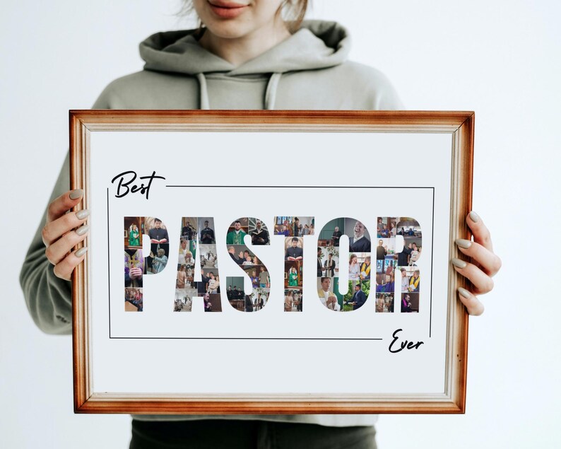 K&ouml;nnte beinhalten: Ein gerahmtes Foto-Collage mit den Worten "Best Pastor Ever" in schwarzem Text. Das Wort "Pastor" besteht aus kleineren Fotos von Menschen.