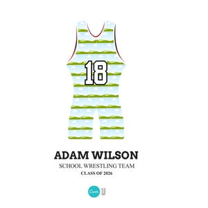 K&ouml;nnte beinhalten: Ein Wrestling-Trikot mit Landschaftsdesign, der Nummer 18 und dem Text "ADAM WILSON SCHOOL WRESTLING TEAM CLASS OF 2026". Das Trikot ist haupts&auml;chlich hellblau, mit roter Einfassung.