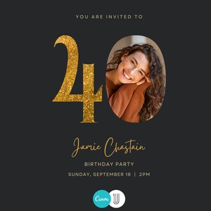 K&ouml;nnte beinhalten: Eine schwarze Geburtstagseinladung mit goldenem Text und einem Foto einer l&auml;chelnden Person. Die Zahl 40 ist in Goldglitter gehalten, und die Einladung lautet "Jamie Chastain Birthday Party Sunday, September 18 2PM."