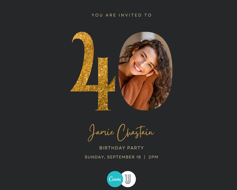 K&ouml;nnte beinhalten: Eine schwarze Geburtstagseinladung mit goldenem Text und einem Foto einer l&auml;chelnden Person. Die Zahl 40 ist in Goldglitter gehalten, und die Einladung lautet "Jamie Chastain Birthday Party Sunday, September 18 2PM."