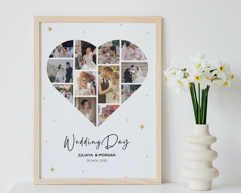 Pu&ograve; includere: Una stampa incorniciata con un collage di foto di matrimonio a forma di cuore. La stampa ha uno sfondo bianco con stelle dorate e il testo "Wedding Day" con i nomi "Juliaya & Morgan" e la data "20 Nov, 2022".