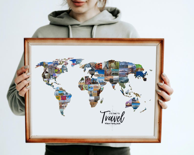 K&ouml;nnte beinhalten: Ein gerahmter Weltkarten-Collage mit verschiedenen Reisefotos. Die Karte ist mit farbenfrohen Bildern gef&uuml;llt, die globale Reiseziele darstellen. Der Text "It's Time to Travel" und "Wilson Family 2026" ist in eleganter Schrift dargestellt.