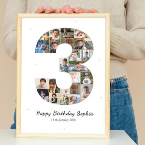 Pu&ograve; includere: Una stampa fotografica bianca con un numero 3 dorato fatto di foto di un bambino. Il testo "Happy Birthday Sophia" e "14th January 2025" &egrave; sotto il numero.