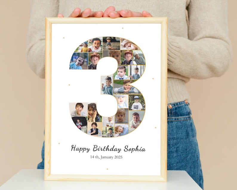 Pu&ograve; includere: Una stampa fotografica bianca con un numero 3 dorato fatto di foto di un bambino. Il testo "Happy Birthday Sophia" e "14th January 2025" &egrave; sotto il numero.