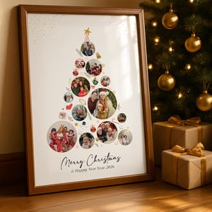 以下が含まれることがあります： 茶色のフレームに入った、クリスマスツリー型の写真コラージュ。ツリーは円形の家族写真で構成され、上部に星があります。「Merry Christmas & Happy New Year 2026」の文字が下部に書かれています。