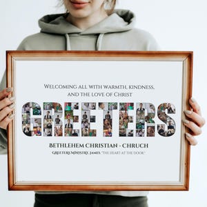 Peut inclure: Une impression encadr&eacute;e avec un cadre en bois. Le mot "GREETERS" est &eacute;pel&eacute; en grandes lettres, chacune remplie de petites photos de personnes. Le texte ci-dessus indique "ACCUEILLANT TOUS AVEC CHALEUR, GENTILLESSE ET L'AMOUR DU CHRIST". En dessous se trouve "BETHLEHEM CHRISTIAN - CHRUCH".