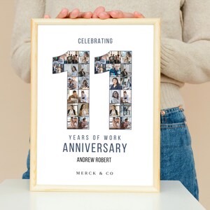Pu&ograve; includere: Una stampa incorniciata che celebra un 11&deg; anniversario di lavoro. Il numero 11 &egrave; composto da pi&ugrave; foto piccole. Il testo recita "Celebrating 11 Years of Work Anniversary" con il nome "Andrew Robert" e l'azienda "Merck & Co."