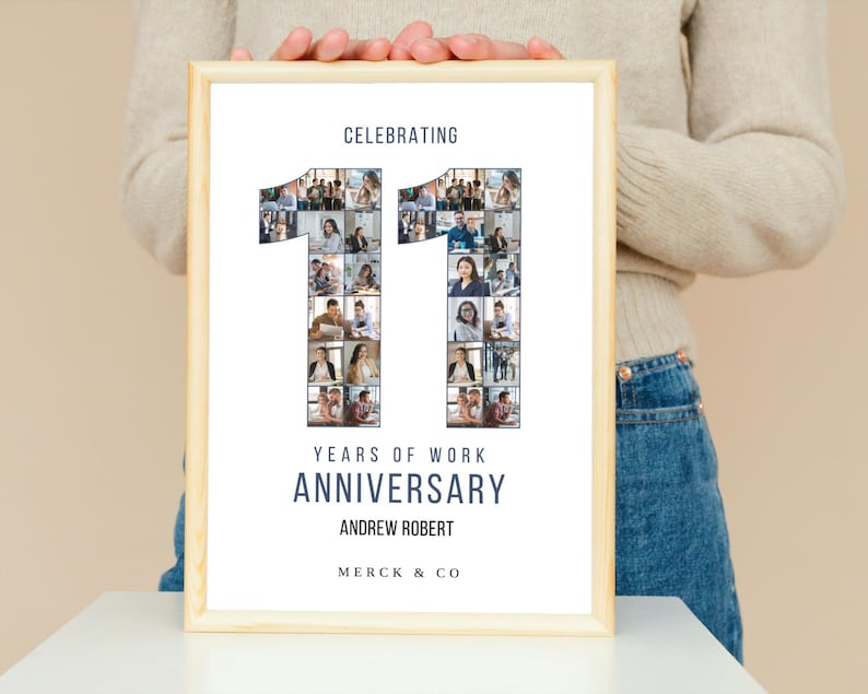 Pu&ograve; includere: Una stampa incorniciata che celebra un 11&deg; anniversario di lavoro. Il numero 11 &egrave; composto da pi&ugrave; foto piccole. Il testo recita "Celebrating 11 Years of Work Anniversary" con il nome "Andrew Robert" e l'azienda "Merck & Co."