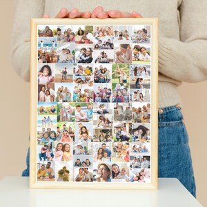 Op de afbeelding: Een ingelijste fotocollage met een raster van familiefoto's. De foto's vari&euml;ren in grootte en tonen mensen van verschillende leeftijden en achtergronden. De lijst is licht van kleur.