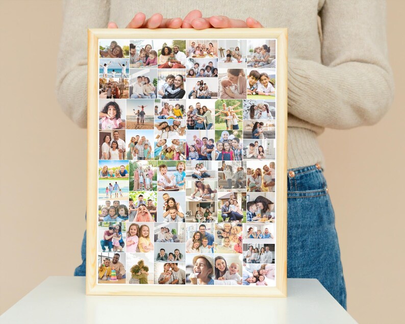 Op de afbeelding: Een ingelijste fotocollage met een raster van familiefoto's. De foto's vari&euml;ren in grootte en tonen mensen van verschillende leeftijden en achtergronden. De lijst is licht van kleur.