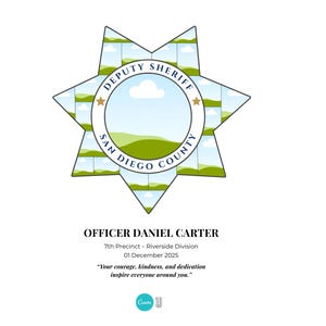 Puede incluir: Una placa de Sheriff Adjunto del Condado de San Diego con forma de estrella, con una escena de paisaje dentro del c&iacute;rculo central. El texto "DEPUTY SHERIFF SAN DIEGO COUNTY" est&aacute; alrededor del c&iacute;rculo. Debajo, el texto dice "OFFICER DANIEL CARTER".