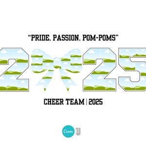 Pu&ograve; includere: Grafica bianca con la scritta "PRIDE. PASSION. POM-POMS" sopra i numeri "2" e "25". Un grafico a fiocco &egrave; tra i numeri. Le parole "CHEER TEAM | 2025" sono sotto i numeri. Un logo Canva &egrave; in basso a destra.