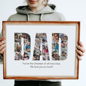 Peut inclure: Un collage photo encadr&eacute; avec le mot "DAD" &eacute;pel&eacute; en photos de famille individuelles. Le cadre est marron et le fond est blanc. Le texte en bas se lit comme suit : "You're the Greatest of all time Dad, We love you so much!"