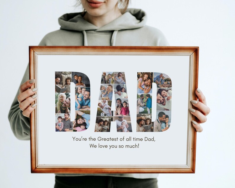 Peut inclure: Un collage photo encadr&eacute; avec le mot "DAD" &eacute;pel&eacute; en photos de famille individuelles. Le cadre est marron et le fond est blanc. Le texte en bas se lit comme suit : "You're the Greatest of all time Dad, We love you so much!"
