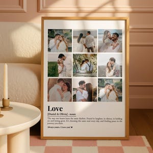 Peut inclure: Un cadre avec neuf photos d'un couple, avec le mot "Love" et une d&eacute;finition en dessous. Les photos sont dispos&eacute;es en grille, montrant diff&eacute;rents moments. Le cadre est de couleur marron clair.
