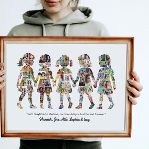 以下が含まれることがあります： 5人の子供のシルエットが手をつないでいる額入りのフォトコラージュ。それぞれが複数の小さな写真で埋められています。フレームは茶色です。下部のテキストには「遊びの時間から一生涯まで、私たちの友情は永遠に続くように作られています。」と名前が書かれています。