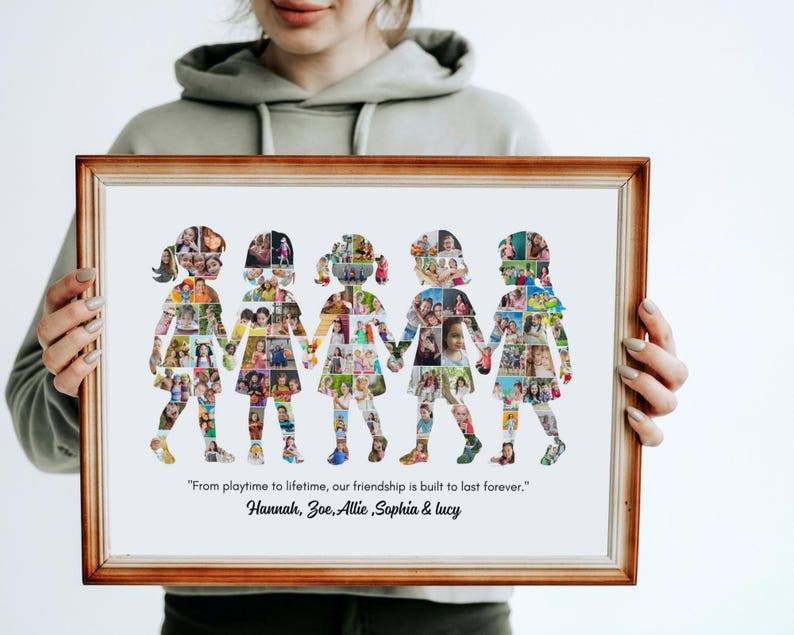 以下が含まれることがあります： 5人の子供のシルエットが手をつないでいる額入りのフォトコラージュ。それぞれが複数の小さな写真で埋められています。フレームは茶色です。下部のテキストには「遊びの時間から一生涯まで、私たちの友情は永遠に続くように作られています。」と名前が書かれています。