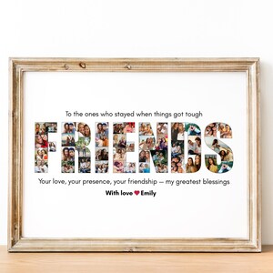 K&ouml;nnte beinhalten: Ein gerahmter Druck mit dem Wort "FREUNDE", das aus einer Collage von Fotos besteht. Der Druck enth&auml;lt den Text "F&uuml;r diejenigen, die blieben, als es schwierig wurde" und "Eure Liebe, eure Anwesenheit, eure Freundschaft - meine gr&ouml;&szlig;ten Segnungen." Unterschrieben "Mit Liebe Emily."