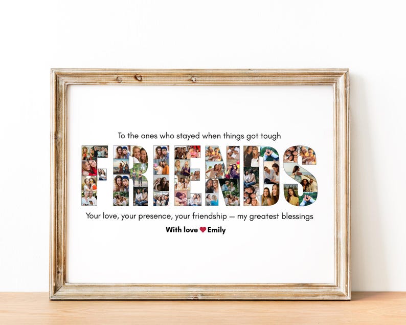 K&ouml;nnte beinhalten: Ein gerahmter Druck mit dem Wort "FREUNDE", das aus einer Collage von Fotos besteht. Der Druck enth&auml;lt den Text "F&uuml;r diejenigen, die blieben, als es schwierig wurde" und "Eure Liebe, eure Anwesenheit, eure Freundschaft - meine gr&ouml;&szlig;ten Segnungen." Unterschrieben "Mit Liebe Emily."