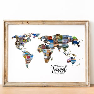 K&ouml;nnte beinhalten: Gerahmter Kunstdruck einer Weltkarte mit einer Collage von Reisefotos. Die Karte ist mit farbenfrohen Bildern gef&uuml;llt, und der Text "It's time to Travel" ist in eleganter Schrift dargestellt. Der Rahmen hat eine helle Holzfarbe.