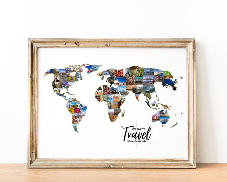 K&ouml;nnte beinhalten: Gerahmter Kunstdruck einer Weltkarte mit einer Collage von Reisefotos. Die Karte ist mit farbenfrohen Bildern gef&uuml;llt, und der Text "It's time to Travel" ist in eleganter Schrift dargestellt. Der Rahmen hat eine helle Holzfarbe.