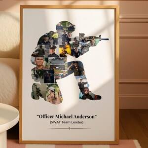 Pu&ograve; includere: Stampa incorniciata con un collage di immagini che formano la sagoma di una persona che tiene un fucile. Il collage include varie foto di agenti di polizia. Il testo recita "Officer Michael Anderson" (Capo squadra SWAT).