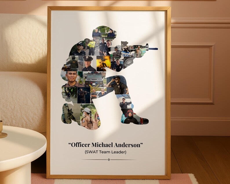 Pu&ograve; includere: Stampa incorniciata con un collage di immagini che formano la sagoma di una persona che tiene un fucile. Il collage include varie foto di agenti di polizia. Il testo recita "Officer Michael Anderson" (Capo squadra SWAT).